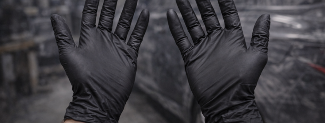 Нітрилові рукавички: як вибрати і для яких задач підходять